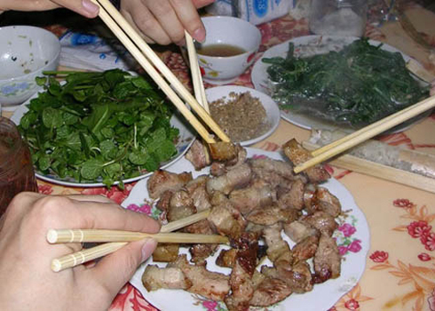 Lợn[-]cắp[-]nách[-]Lai[-]Châu[-]là[-]một[-]trong[-]50[-]món[-]ăn[-]đặc[-]sản[-]Việt[-]Nam.
